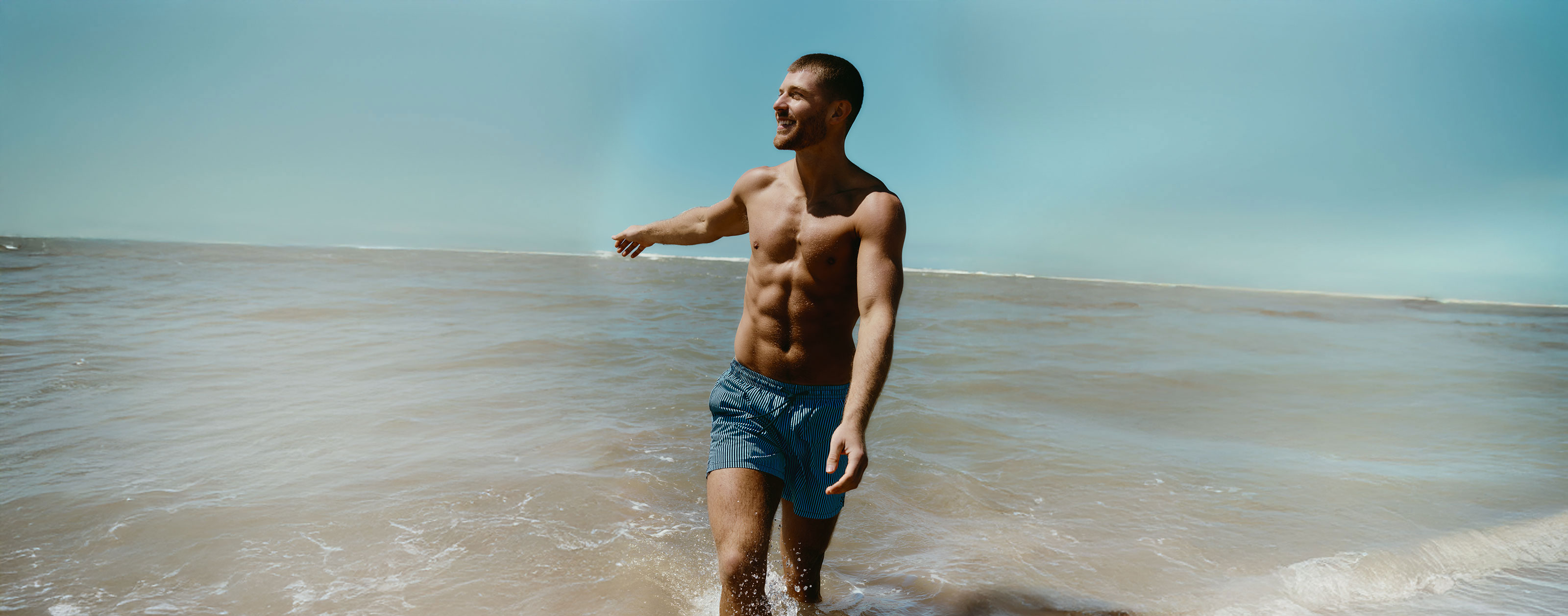 hu_HP_EditorialHeroBanner_CW2625_SwimwearHero_ium