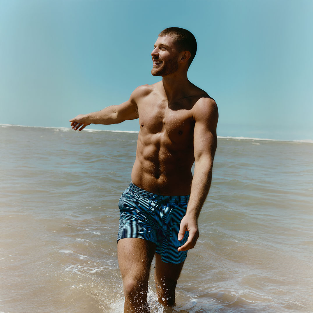 hu_HP_EditorialHeroBanner_CW2625_SwimwearHero_m_ium