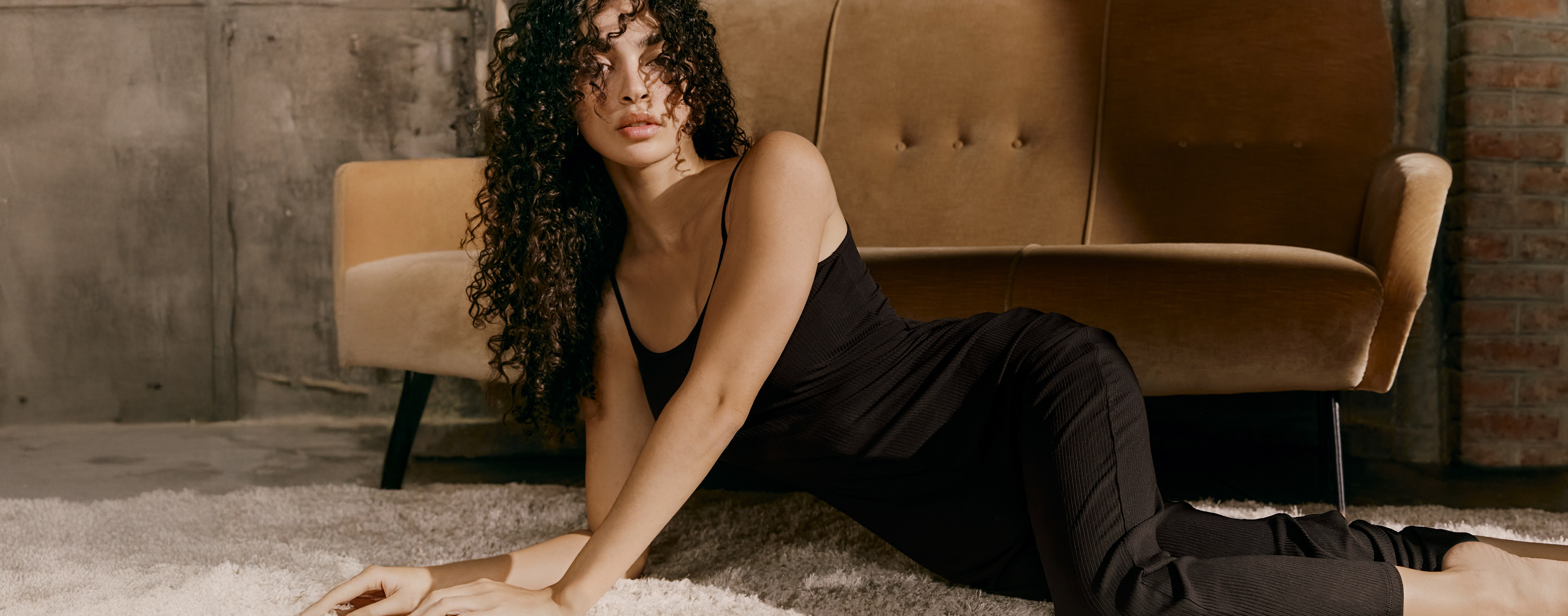 all_HP_EditorialHeroBanner_CW3025_FashionRibs_jumpsuit_int