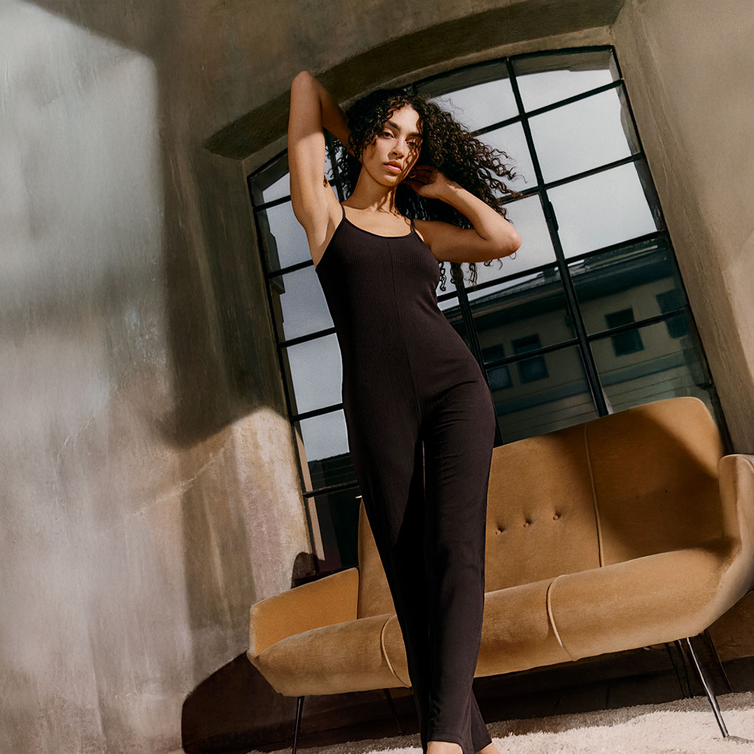all_HP_EditorialHeroBanner_CW3025_FashionRibs_jumpsuit_m_int