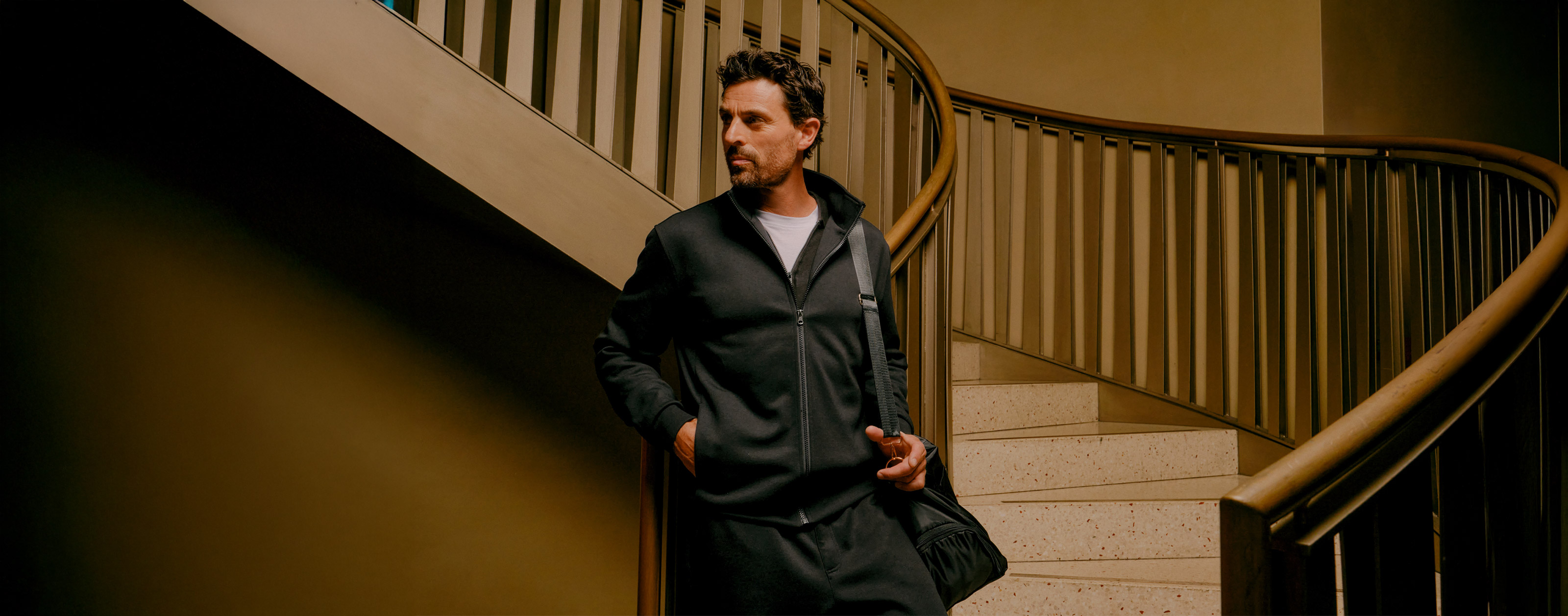 all_HP_EditorialHeroBanner_CW4425_Travelwear_ium