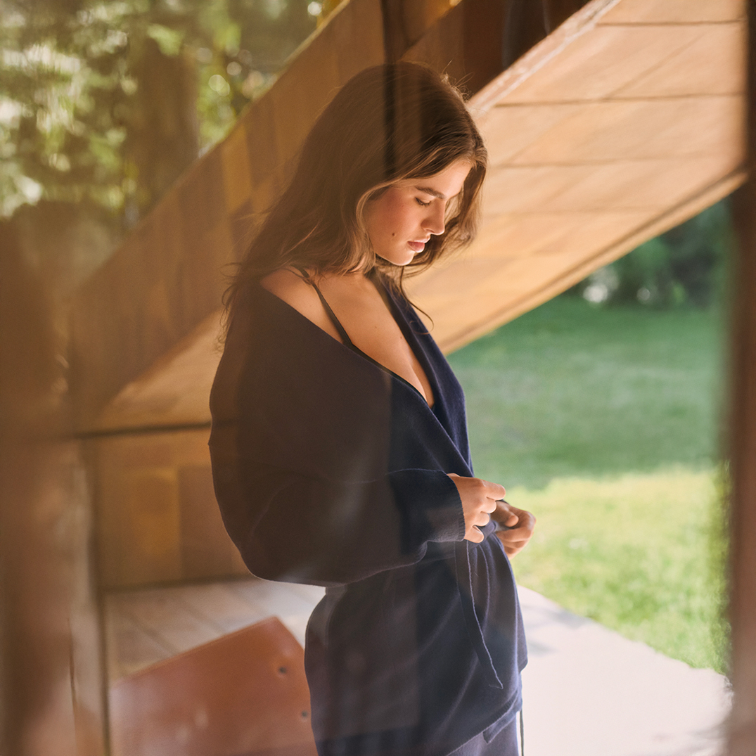 ALL_HP_EditorialHeroBanner_CW4625_PureCashmere_m_int